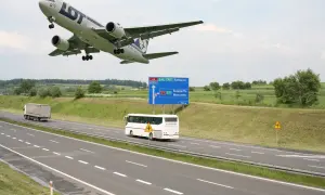 Samolot LOT-u startuje z lotniska w Pyrzowicach, mijając autostradę A4 w kierunku Krakowa.