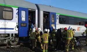 Strażacy pomagają pasażerom wysiadać z pociągu PKP Intercity. Może to być związane z awarią, która wpłynęła na kazek rozkład jazdy Ełk.