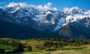 Gdzie jest Tyrol? Widać tu ośnieżone szczyty górskie, zielone pola i lasy.