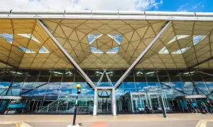 Nowoczesny terminal lotniska Stansted w Londynie. Planujesz podróż? Dowiedz się, jak dojechać z Londyn Stansted do centrum.
