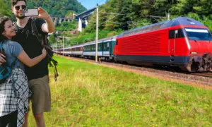 Para z Gdańska robi sobie selfie na tle pociągu i malowniczego krajobrazu.