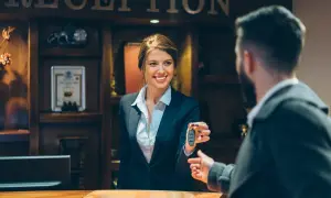 Czy wychodząc z hotelu zostawia się klucz? Sprawdź zasady i praktyki