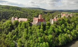 Zamek Pernštejn, perła Czech, w otoczeniu bujnej zieleni. To drugie miasto Czech, które zachwyca swoją historią i architekturą.