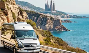 Srebrny van jedzie malowniczą trasą wzdłuż wybrzeża, zbliżając się do Barcelony. To idealny sposób, by dowiedzieć się, jak dojechać z Girony do Barcelony.