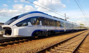 Nowoczesny pociąg PKP Intercity "Dart" na torach w Pabianicach, niedaleko Łodzi, gotowy do podróży.