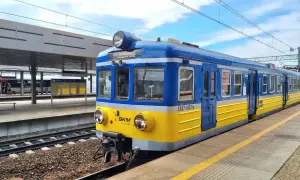 Niebiesko-żółta lokomotywa SKM na stacji Gdańsk Wrzeszcz, gotowa do podróży do Sopotu.