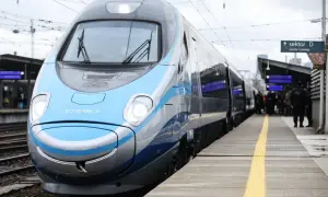 Nowoczesny pociąg PKP na peronie. Pasażerowie czekają na podróż, a Ty zastanawiasz się nad dopłatą do biletu ulgowego PKP.