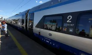 Pociąg PKP ED250-020e na peronie. Sprawdzam eip cennik przed podróżą.