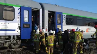 Strażacy pomagają pasażerom wysiadać z pociągu PKP Intercity. Może to być związane z awarią, która wpłynęła na kazek rozkład jazdy Ełk.