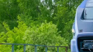 Nowoczesny pociąg mknie przez zielony krajobraz. Sprawdź kraków - kielce rozkład jazdy i zaplanuj podróż!