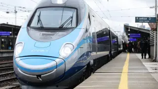 Nowoczesny pociąg PKP na peronie. Pasażerowie czekają na podróż, a Ty zastanawiasz się nad dopłatą do biletu ulgowego PKP.
