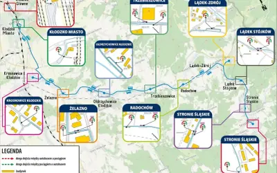 Mapa pokazuje trasy autobusów i pociągów, jak sprawdzić czy pociąg jest opóźniony, zaznaczając przystanki i budynki.