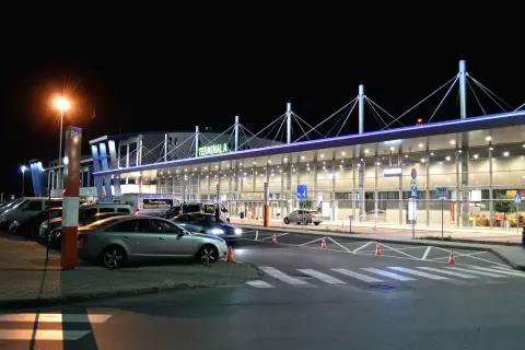 Nocne zdjęcie Terminala A lotniska, z którego można wyruszyć do Rzeszowa lub Katowic.