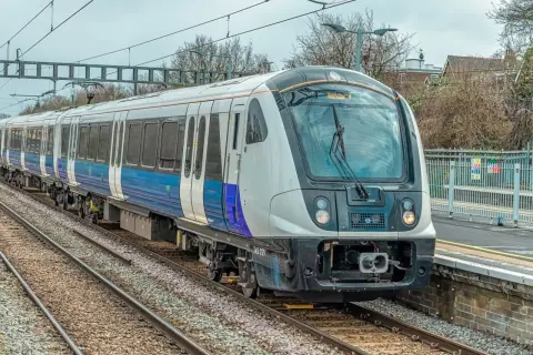 Pociąg Heathrow Express na stacji, gotowy do podróży z Luton do Londynu.
