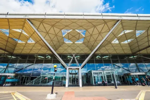 Nowoczesny terminal lotniska Stansted w Londynie. Planujesz podróż? Dowiedz się, jak dojechać z Londyn Stansted do centrum.