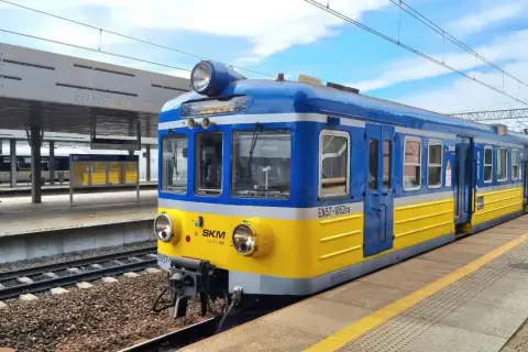 Niebiesko-żółta lokomotywa SKM na stacji Gdańsk Wrzeszcz, gotowa do podróży do Sopotu.