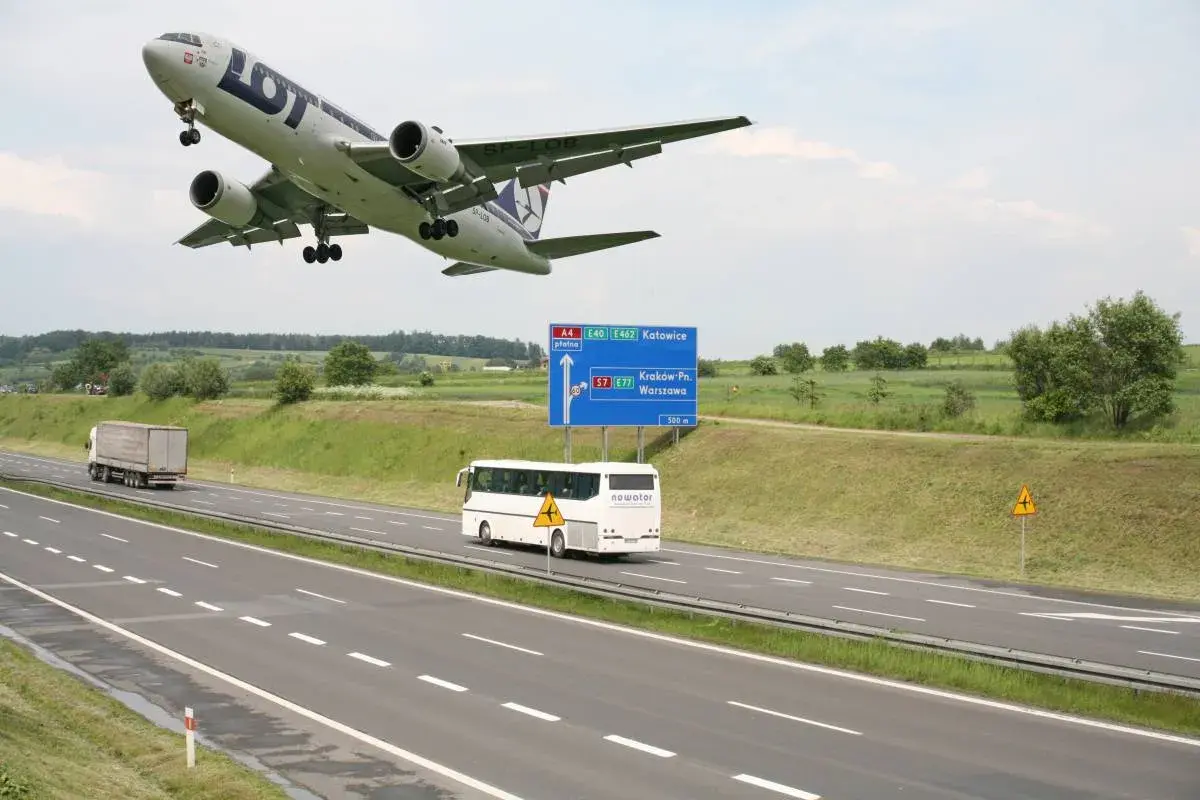 Samolot LOT-u startuje z lotniska w Pyrzowicach, mijając autostradę A4 w kierunku Krakowa.