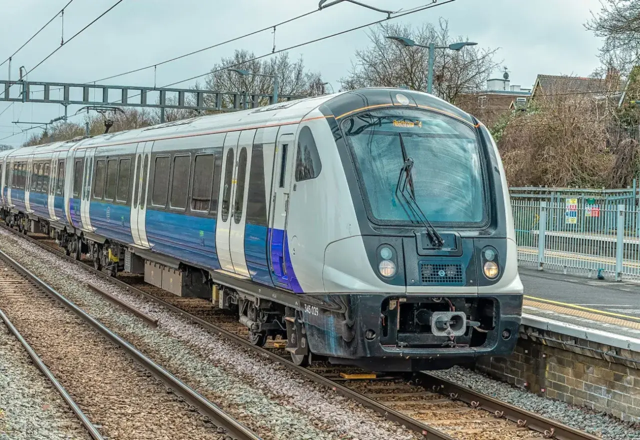 Pociąg Heathrow Express na stacji, gotowy do podróży z Luton do Londynu.