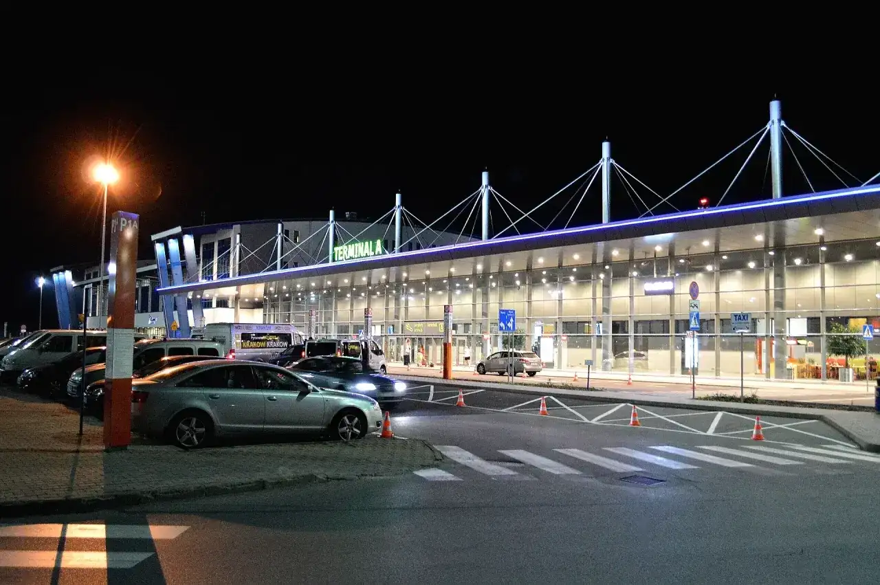 Nocne zdjęcie Terminala A lotniska, z którego można wyruszyć do Rzeszowa lub Katowic.