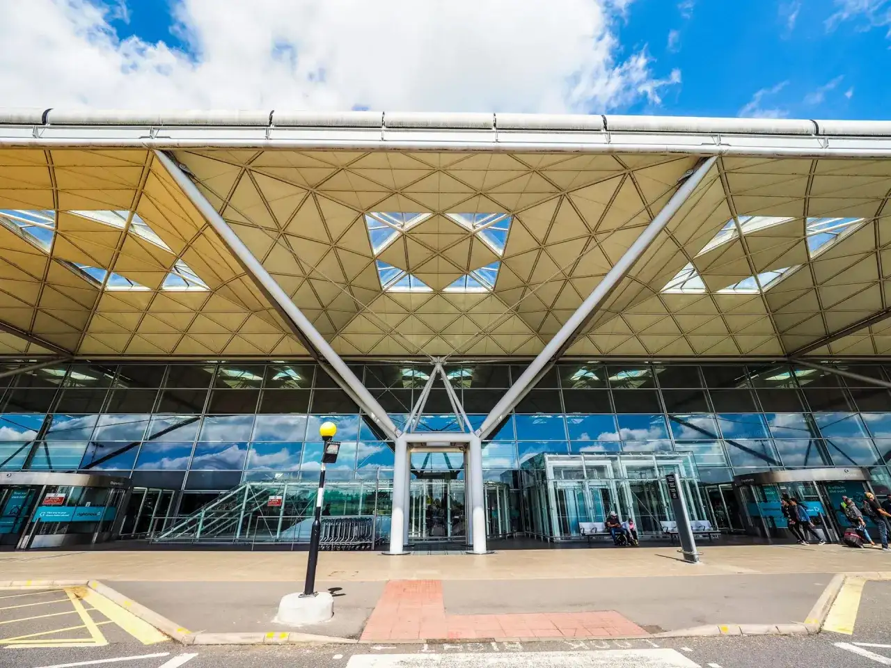 Nowoczesny terminal lotniska Stansted w Londynie. Planujesz podróż? Dowiedz się, jak dojechać z Londyn Stansted do centrum.