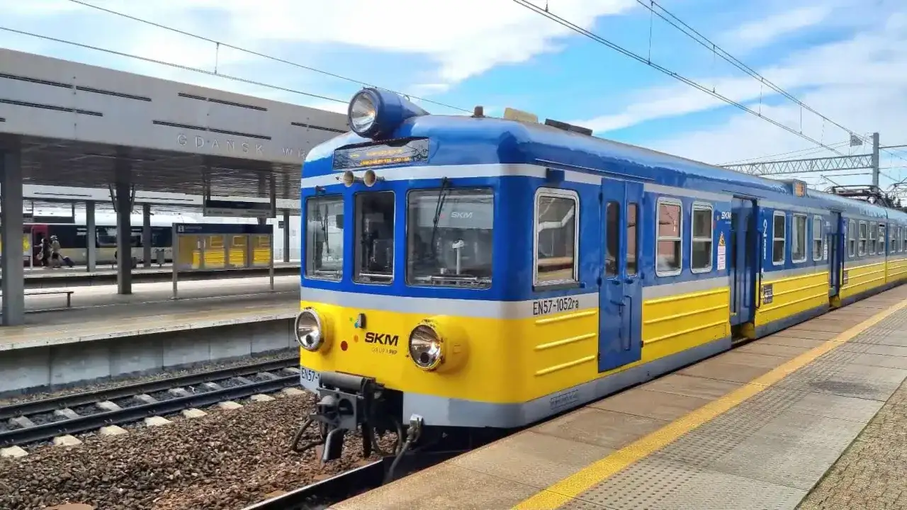 Niebiesko-żółta lokomotywa SKM na stacji Gdańsk Wrzeszcz, gotowa do podróży do Sopotu.