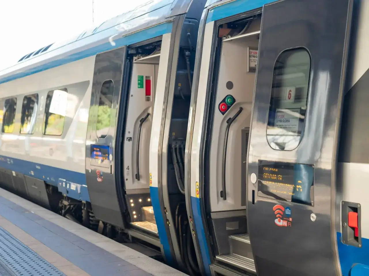 Pociąg Pendolino z Warszawy do Gdyni Głównej. Zobacz, do jakich miast nad morzem można dojechać pociągiem z Warszawy.