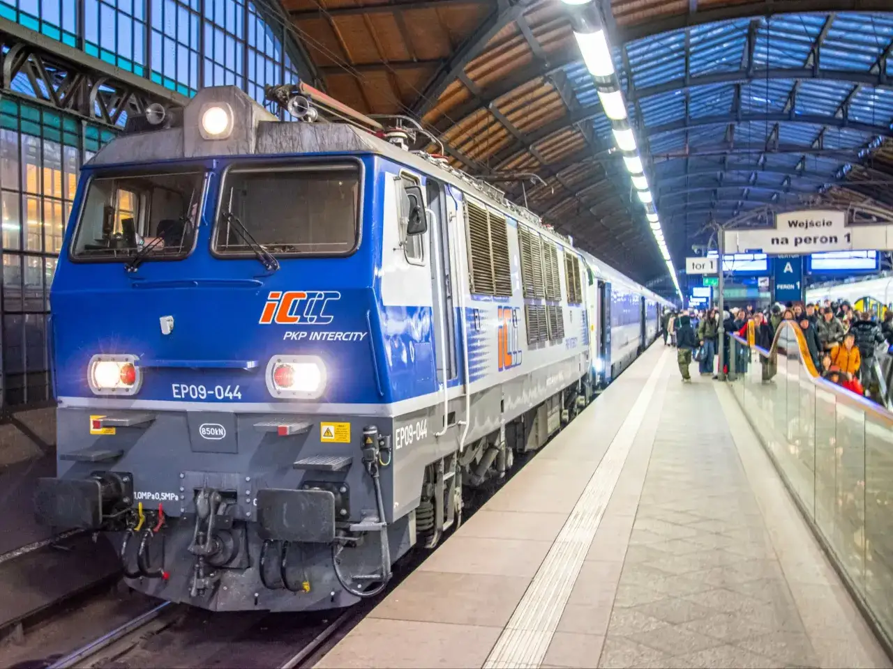 Niebieska lokomotywa PKP Intercity EP09-044 na peronie w Gdańsku, gotowa do podróży.