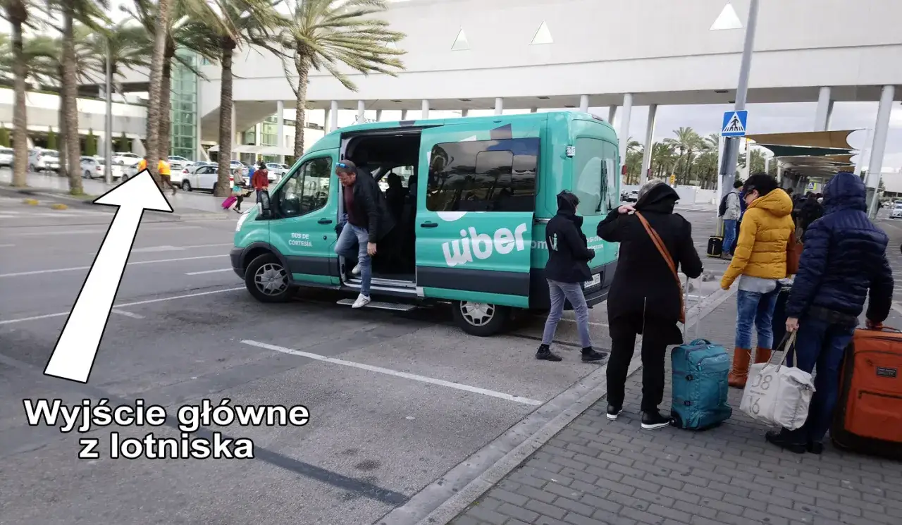 Wyjście główne z lotniska na Majorce. Zielony bus z napisem 