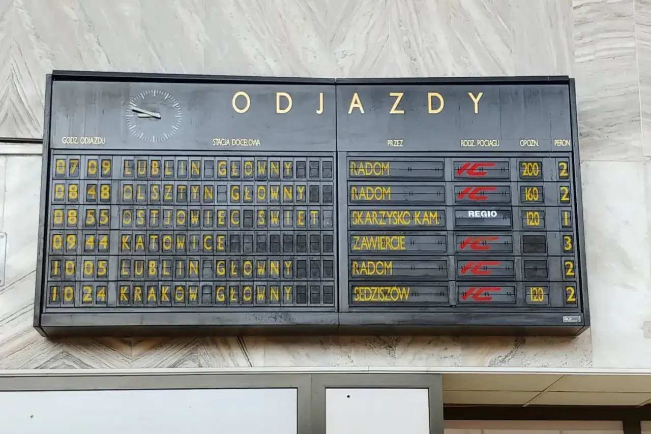 Tablica odjazdów pociągów. Sprawdź, jak sprawdzić czy pociąg jest opóźniony, patrząc na kolumnę 