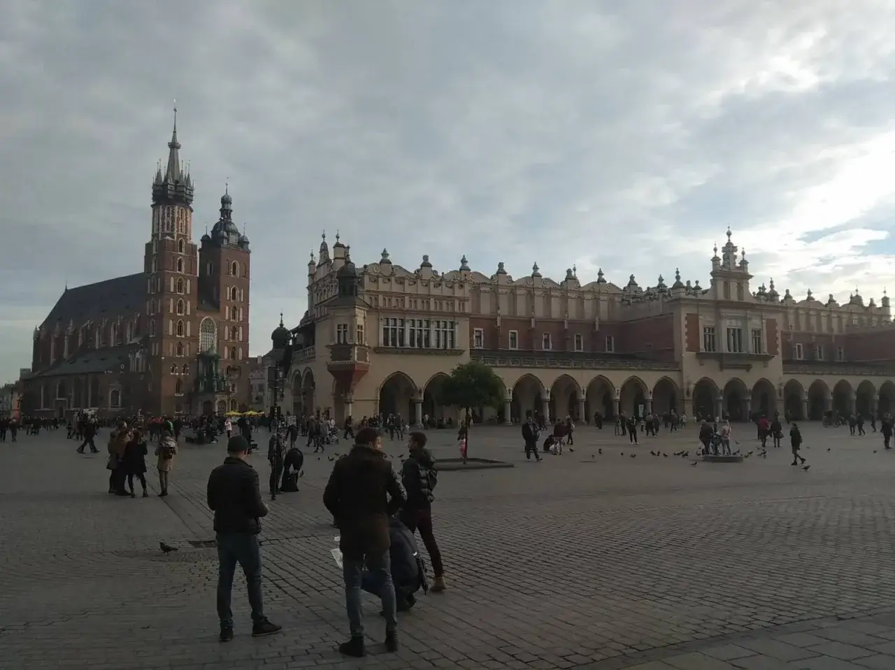 Spacerem z dworca PKP na Rynek w Krakowie: Sukiennice i Kościół Mariacki na Rynku Głównym.