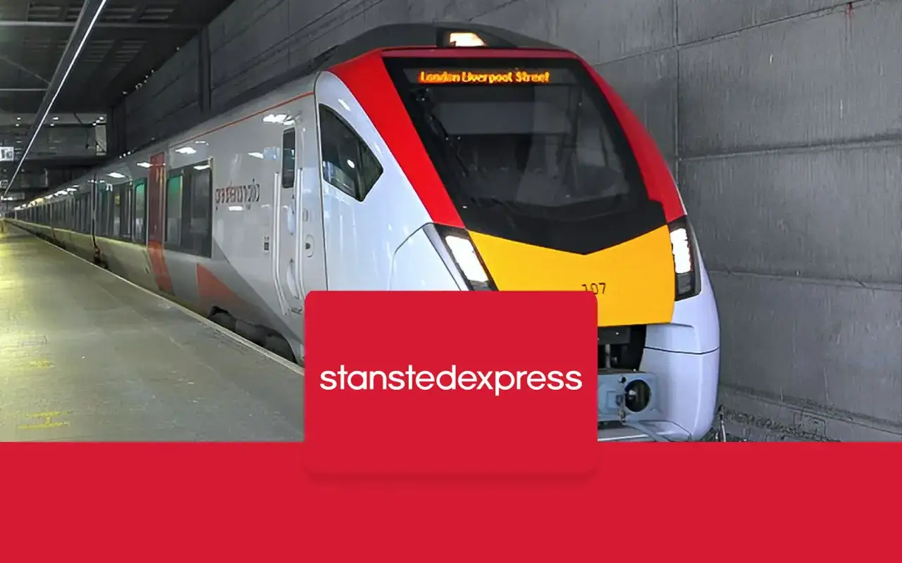 Pociąg Stansted Express na peronie, idealny sposób, jak dojechać z Londyn Stansted do centrum.