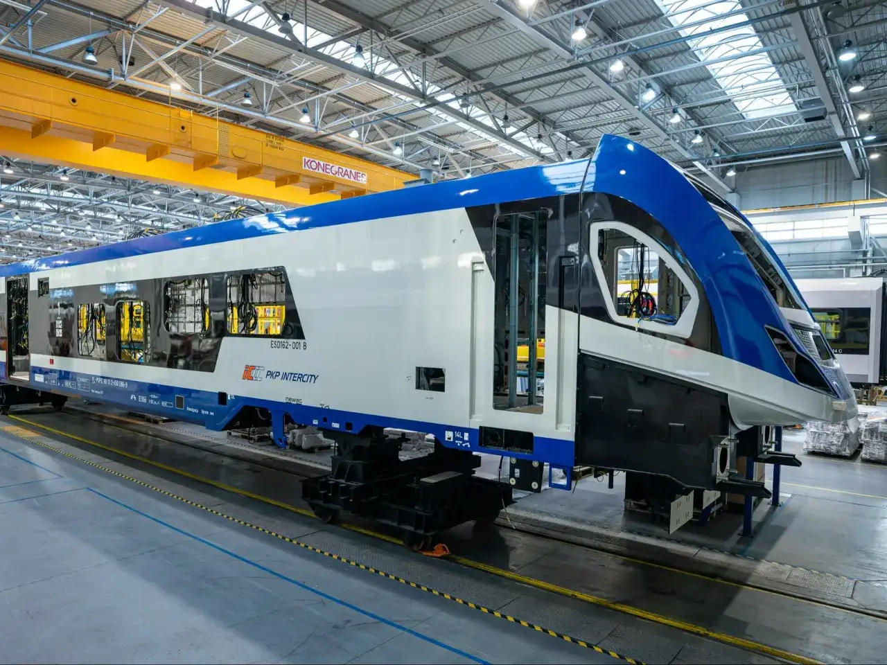 Nowy lubuszanin pociąg PKP Intercity w hali produkcyjnej.