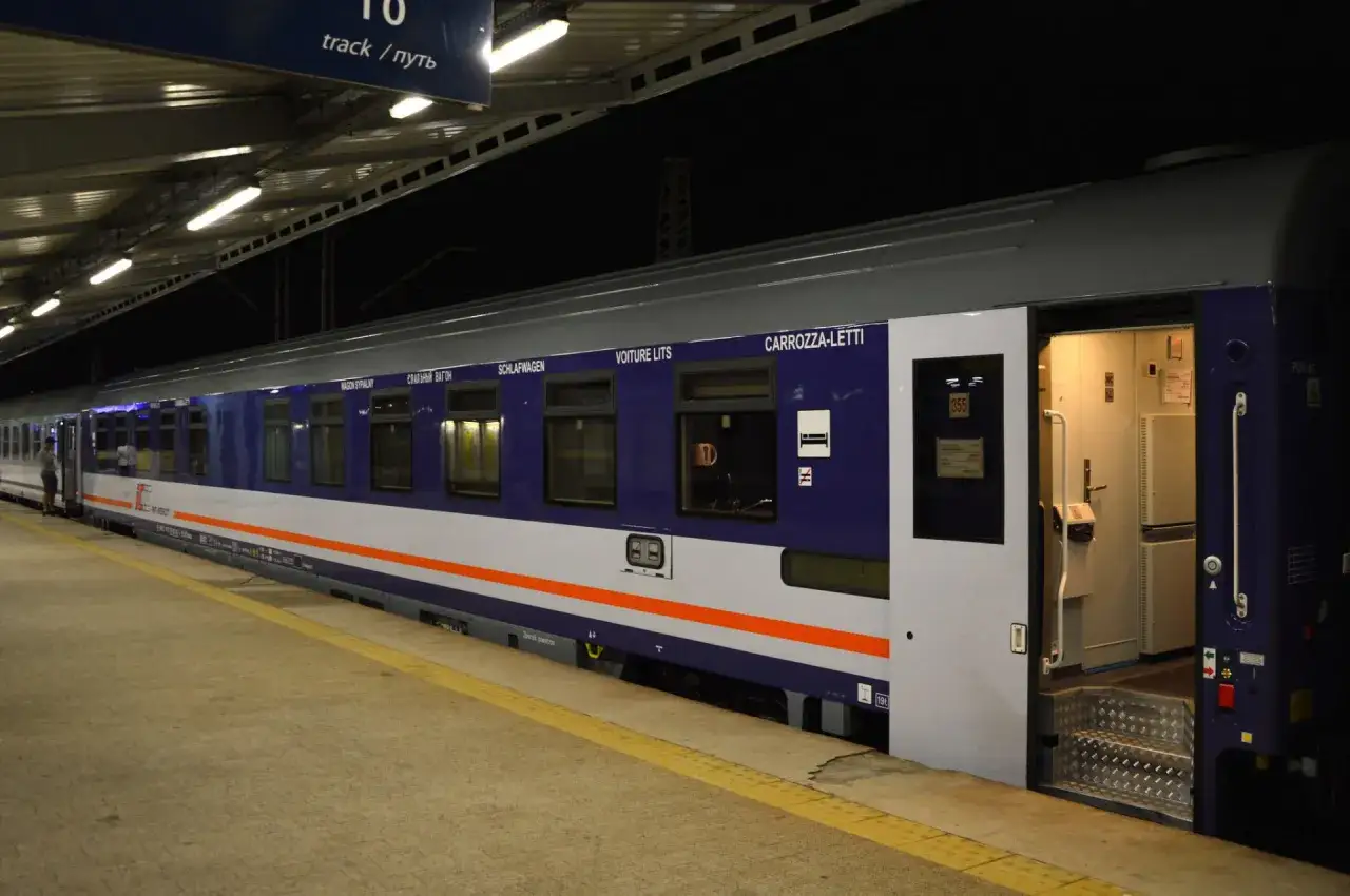 Nocny wagon sypialny Szczecin - Zakopane czeka na pasażerów na peronie.