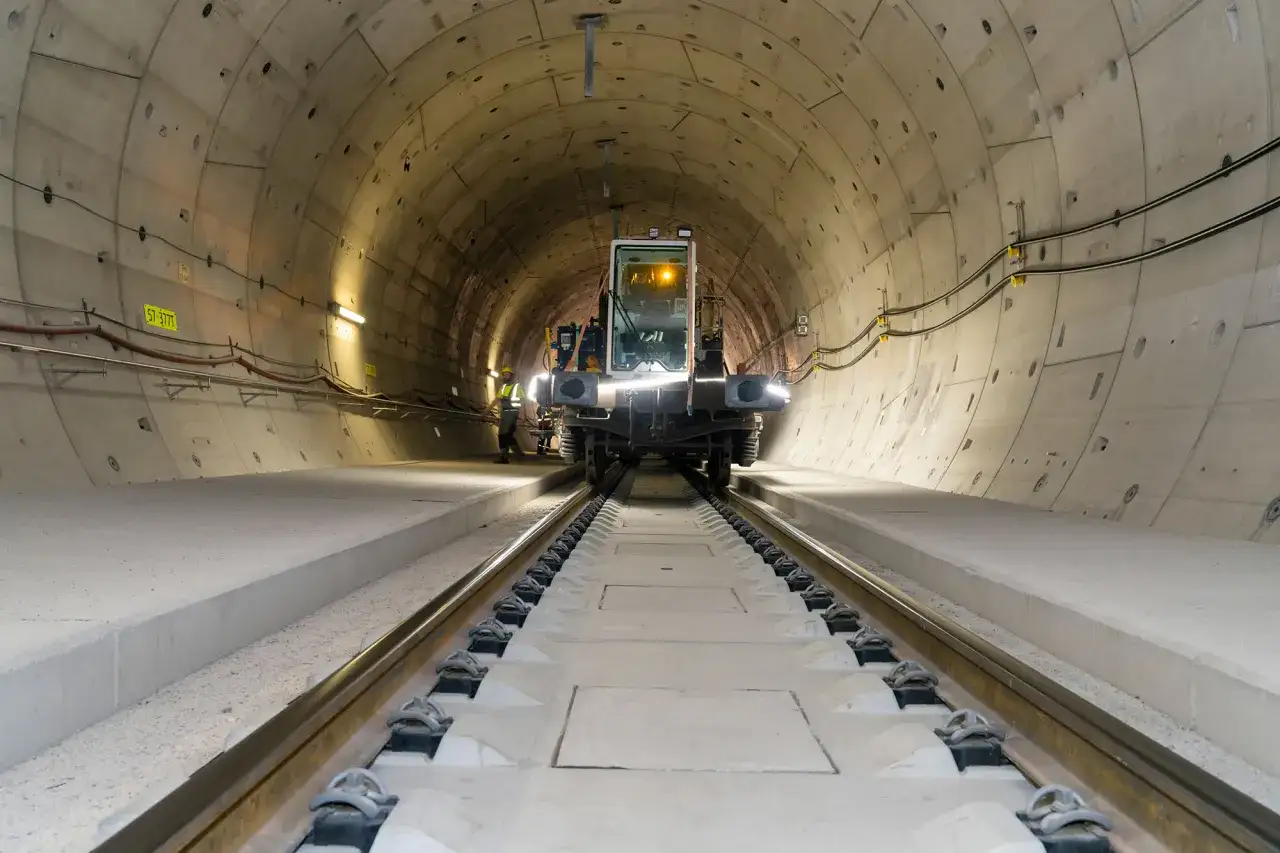 Maszyna budowlana na torach w betonowym tunelu, który jest najdłuższym tunelem w Austrii.