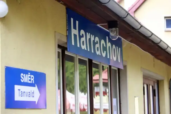 Tabliczka "Harrachov" i znak kierunkowy "Směr Tanvald" na dworcu kolejowym w Czechach, blisko granicy ze Szklarską Porębą.