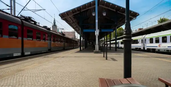 Pociąg Kraków-Balice: Który peron? Sprawdź, aby uniknąć problemów!