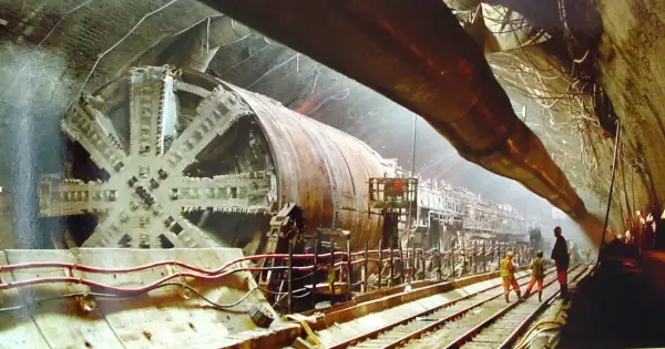 Ogromna maszyna drążąca tunel, budowa eurotunelu. Pociąg jeszcze nie przejechał, ale maszyna jest gotowa do pracy.
