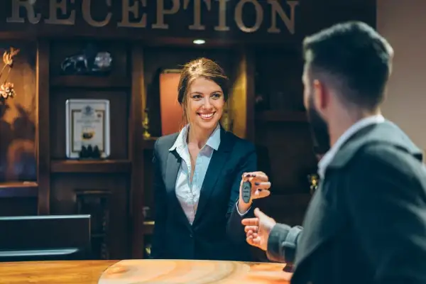 Czy wychodząc z hotelu zostawia się klucz? Sprawdź zasady i praktyki