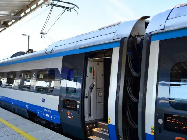 Nowy pociąg PKP Intercity czeka na pasażerów. Drzwi są otwarte, zapraszając do wejścia. Czas ruszać do Łodzi!