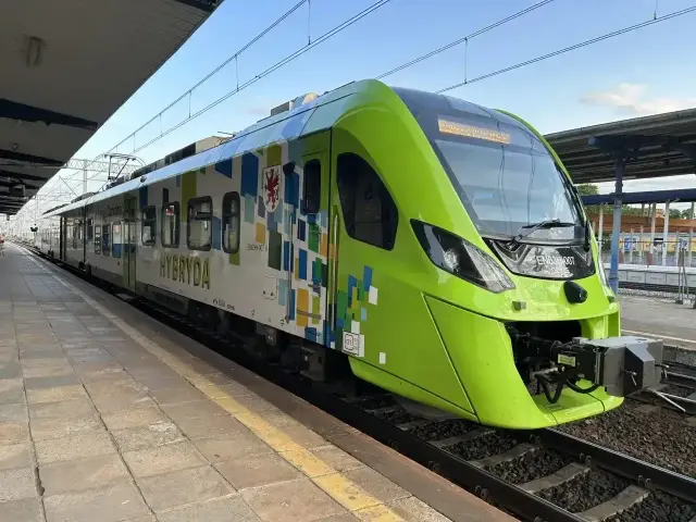 Nowoczesny szynobus hybrydowy czeka na pasażerów na stacji. Ten pojazd obsługuje trasę Opoczno Tomaszów.