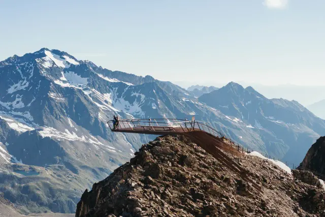 Widok z platformy widokowej w Stubai, Austria. Majestatyczne, ośnieżone szczyty Alp rozciągają się w tle.