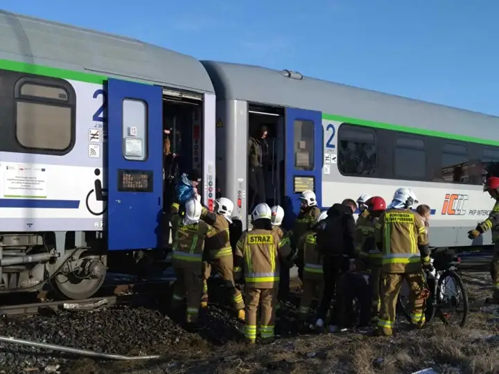 Strażacy pomagają pasażerom wysiadać z pociągu PKP Intercity. Może to być związane z awarią, która wpłynęła na kazek rozkład jazdy Ełk.