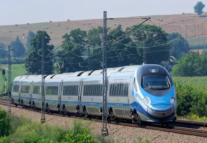 Kraków-Gdańsk samochodem czy pociągiem? Trasa i postoje