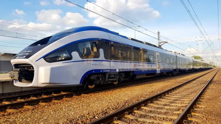 Nowoczesny pociąg PKP Intercity "Dart" na torach w Pabianicach, niedaleko Łodzi, gotowy do podróży.